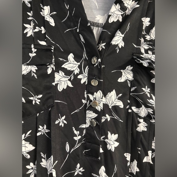 Cocomo Black and White Floral Top✨ - Picture 4 of 10